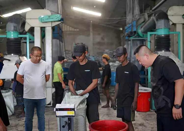 Endonezyalı Müşterilerin Hindistan Cevizi Kabuğu Aktif Karbon için Derinlemesine Fabrika Ziyareti: Üretim Gücüne ve İşbirliği Samimiyetine Tanıklık